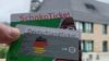 Zwei Karten "Schoko Ticket" und "Deutschland Ticket" mit eine Stadt im Hintergrund