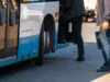Fahrgäste steigen in einen Linienbus ein, Nahaufnahme des Bus-Einstiegsbereichs und der wartenden Personen.