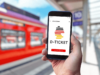 Nahaufnahme einer Hand, die ein Smartphone hält, auf dem das Angebot für das Deutschlandticket exemplarisch abgebildet ist. Im Hintergrund ist ein Zug zu sehen.