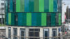 Impressionen des neuen Betriebsgebäudes, teilverkleidet mit grünen Flächen