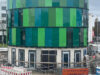 Impressionen des neuen Betriebsgebäudes, teilverkleidet mit grünen Flächen
