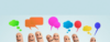 Illustration von mehreren Fingern mit aufgemalten Gesichtern, über denen bunte Sprechblasen und Gedankenblasen in verschiedenen Farben schweben.