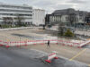 Am Busbahnhof wird im Rahmen von Bauarbeiten ein Bauzaun errichtet