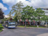 Impression vom Standortes Konrad Adenauer Straße West mit einem Bus vor der Tür