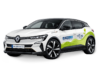 Es ist ein weißer Renault Megane zu sehen mit Branding von Stadtmobil CarSharing, Seitenansicht mit grüner Grafik und SR Carsharing Beschriftung. Es handelt sich um ein Elektrofahrzeug.